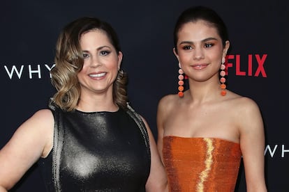 Selena Gomez -

Los problemas de la intérprete y cantante con su madre se remontan a 2014, cuando prescindió de ella como su manager. Estuvieron sin hablarse más de un año, pero terminaron reconciliándose y produjeron juntas la serie Por 13 razones para Netflix. A Mandy Teefey tampoco le gustó la última reconciliación de su hija con Justin Bieber, un enfado materializado en sendos unfollows en Instagram. Teefey incluso condenó públicamente que Selena fichara por la última película de Woody Allen (A Rainy Day in New York, nunca estrenada) en plena era #MeToo. En 2018 madre e hija volvieron a recuperar una relación que a día de hoy se mantiene afianzada.