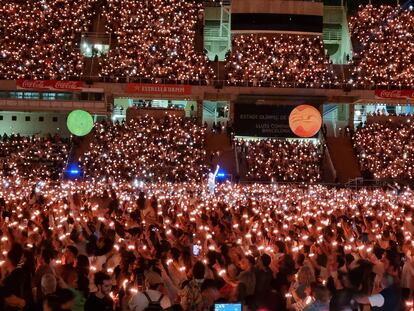 Coldplay el pasado 28 de mayo en Barcelona. El grupo entrega una pulsera de led a cada espectador, que invita a devolver a la salida para ser reutilizada.