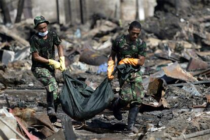 Soldados indonesios siguen rescatando cadáveres en Meulaboh, llamada la <i>zona cero</i>.