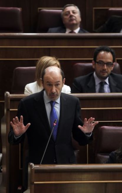 El secretario general del PSOE, Alfredo P&eacute;rez Rubalcaba, en el pleno. 