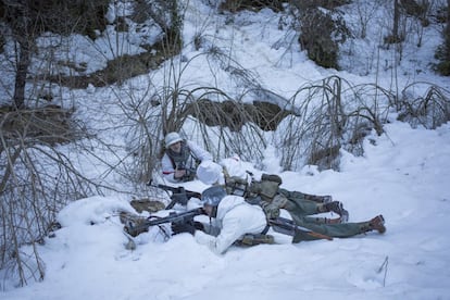 Miembros del grupo de la asociación de coleccionistas de uniformes simulan una situación de combate del Ejército alemán en la nieve en La Molina.