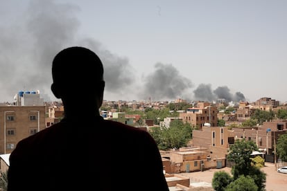 Nubes de humo en Jartum, que evidencian que la violencia perdura este sábado en las calles de la capital de Sudán.