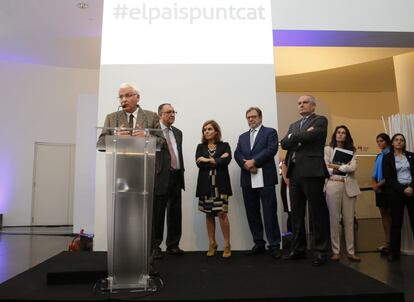 El conseller de Cultura, Ferran Mascarell, s'adreça als assistents a l'acte de presentació d'elpais.cat en presència de Lluís Bassets, la vicepresidenta del Govern central, Soraya Sáez de Santamaría, Juan Luis Cebrián i Antonio Caño.