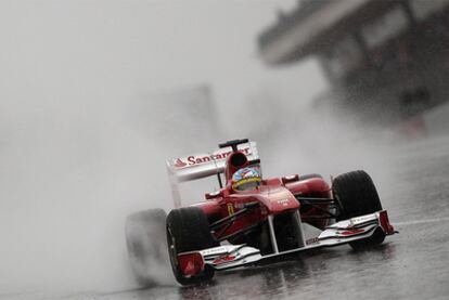 Fernando Alonso, piloto de Ferrari, rueda durante el último entrenamiento de Montmeló