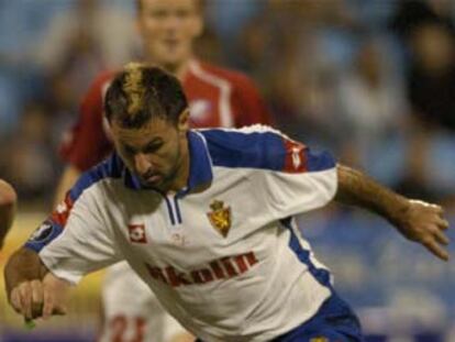 Javi Moreno circula el balón en un partido con el Zaragoza.