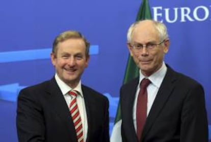 El primer ministro irlandés Enda Kenny (i) y el presidente del Consejo Europeo, Herman Van Rompuy, en Bruselas. EFE/Archivo