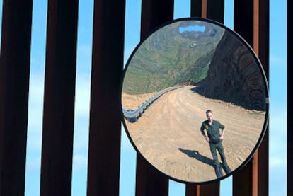 Un oficial de la Policía Fronteriza estadounidense patrulla en las inmediaciones de una nueva franja de la valla de casi 5,8 kilómetros que separa Estados Unidos de México
