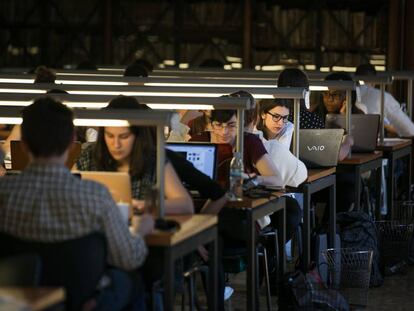Alumnos de la Universidad de Barcelona estudian en la biblioteca de su edificio histórico.