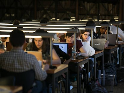 Estudiantes de la Universidad de Barcelona estudian en la biblioteca del edificio histórico de la UB. 