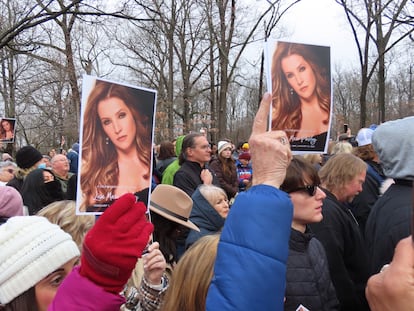 Centenares de fans se han concentrado en Graceland para el servicio memorial por Lisa Marie Presley, fallecida el 12 de enero de 2023.