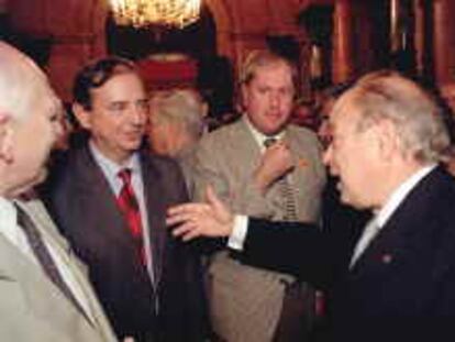 b 36608 -11/set/00 - color- Jordi Pujol asiste a la recepción que ofrece el parlament catalan con motivo de la diada. en la imagen de Iz a Der: ? , Anasagasyi (pnv), ? , Jordi Pujol (ciu) - Foto: Marcel.lí Sáenz