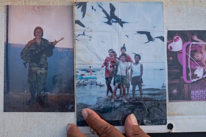 Daniel muestra las fotos familiares con sus hijos David Dani (vestido de soldado en el cuartel durante el servicio militar, y con camiseta roja durante un viaje familiar a Playas, al centro Jonny Byron), y con Danien Isaias, el más alto, quien es el único que permanece vivo dentro de la penitenciaría. A la derecha en la foto parcial, Darwin Mauricio, quien fue decapitado.