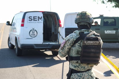 Miembros del Ejército mexicano acuden al sitio donde se encontraron los cuerpos de hombres ejecutados, en el estado de Sinaloa, en octubre pasado.