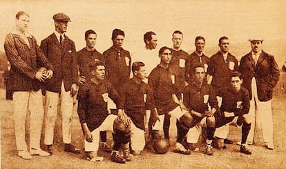 Unzaga (segundo por la derecha, de pie) posa con sus compañeros de la selección de Chile en 1920. Les entrenaba un uruguayo llamado Bertone (primero por la izquierda).