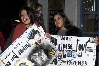 Un par de fans con los carteles ms 'trash' de la actuacin.