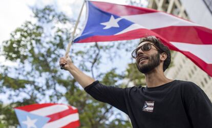 Un manifestante porta una bandera puertorriqueña, la semana pasada, en San Juan.