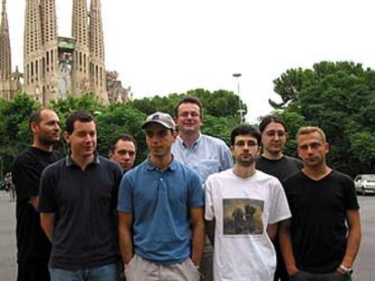 El equipo de Digital Legends; en el centro, con camisa, su director, Xavier Carrillo.