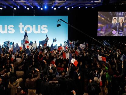 Los votantes del partido de Emmanuel Macron esperan a que su líder analice los resultados de esta primera vuelta en las elecciones presidenciales francesas.