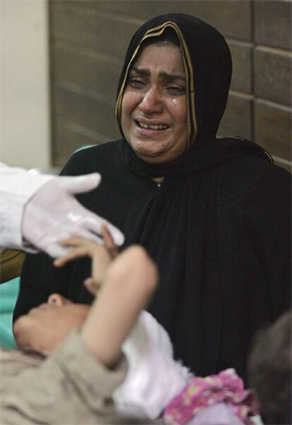 Una mujer iraquí llora de dolor e impotencia mientras los doctores de un hospital de Bagdad atienden a su pequeño, herido en uno de los atentados suicidas.