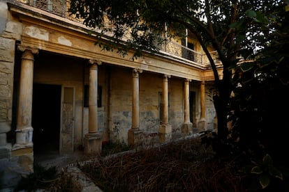 La balaustrada, el pórtico y el patio de Villa Guardamangia, en Pieta, Malta, en julio de 2020.