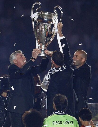 Ancelotti y Zidane levantan la Copa de Europa durante la fiesta del Bernab&eacute;u. 