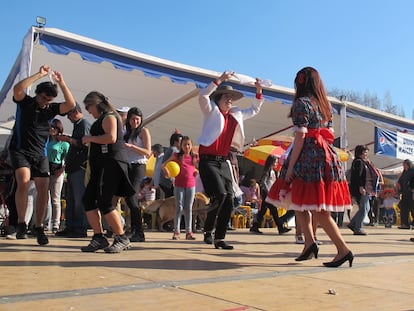 Un grupo de personas baila cueca en la fonda de Parque Hurtado, en Santiago.