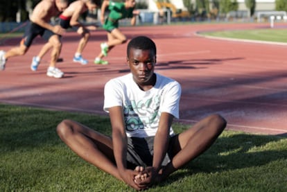 El joven atleta Aitor Ekobo posa en las pistas de atletismo del polideportivo Fermín Cacho de Fuenlabrada.