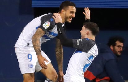 Joselu celebra el primer gol del Alavés con Burke, que le felicita arrodillado.