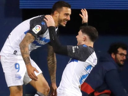 Joselu celebra el primer gol del Alavés con Burke, que le felicita arrodillado.