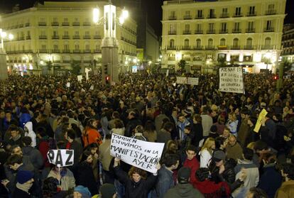 A las dos de la madrugada, la Junta Electoral Central dictaminó que las concentraciones frente a las sedes del PP podrían vulnerar la ley electoral. La Junta consideró que ni Rubalcaba en su comparecencia ni CNN + al retransmitirla habían infringido la ley. A las cuatro de la madrugada, la gente seguía gritando en la calle: "¡Antes de votar, queremos la verdad!".