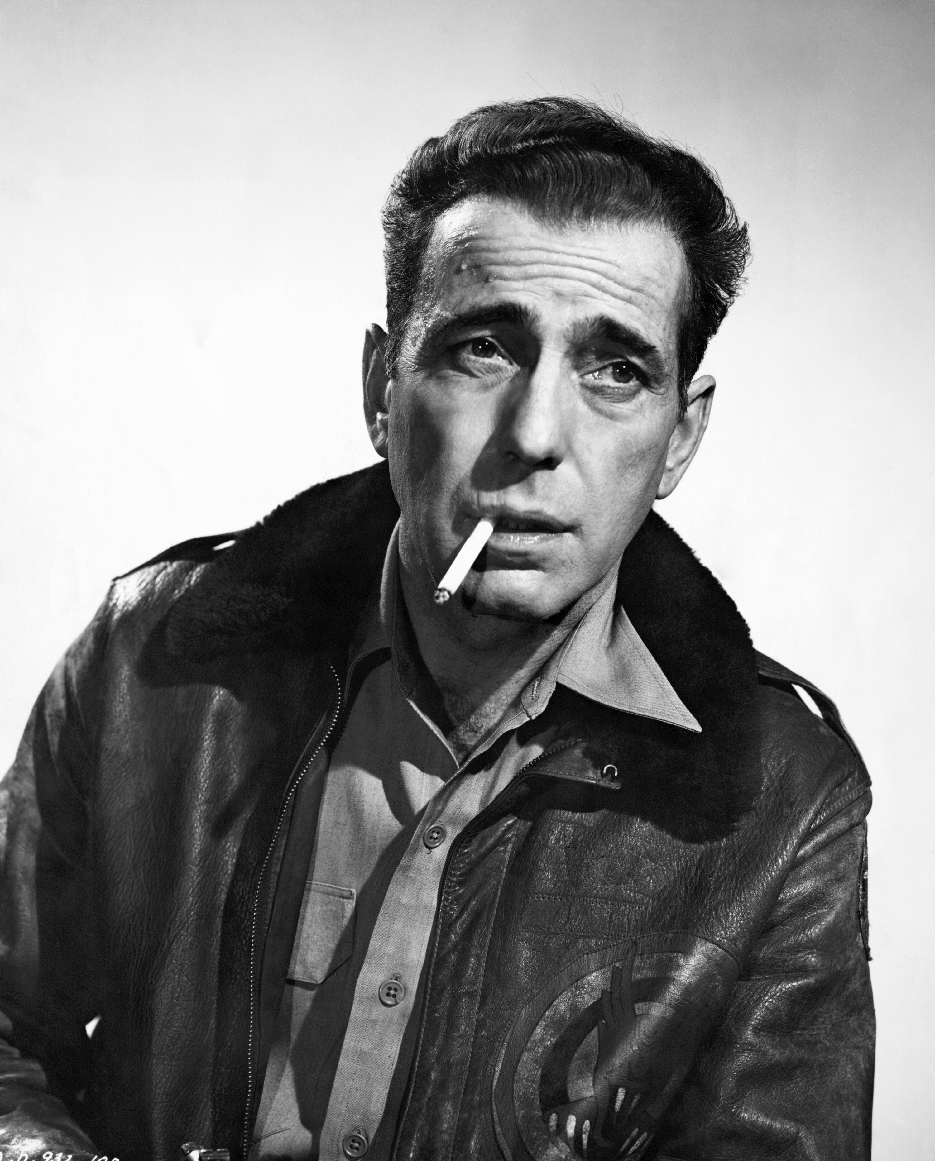 Humphrey Bogart, cigarrillo en los labios.