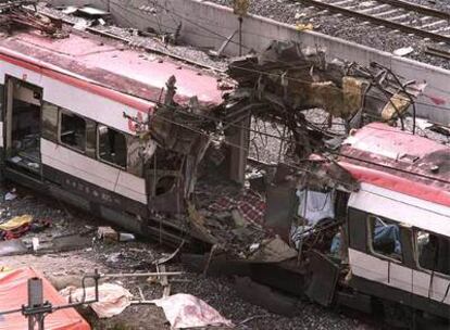 Uno de los trenes destrozados por la explosión en la estación de Atocha el 11 de marzo de 2004.