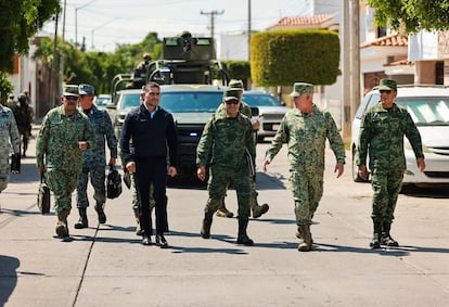 Omar Garca Harfuch recorre las calles de Culiacn (Sinaloa) con el titular de la Secretaria de la Defensa Nacional. El 8 de octubre de 2024.