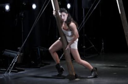 Presentación del espectáculo de danza-teatro 'Petra, la mujer araña y el putón de la abeja Maya' de Sol Picó, en el matadero de Madrid.