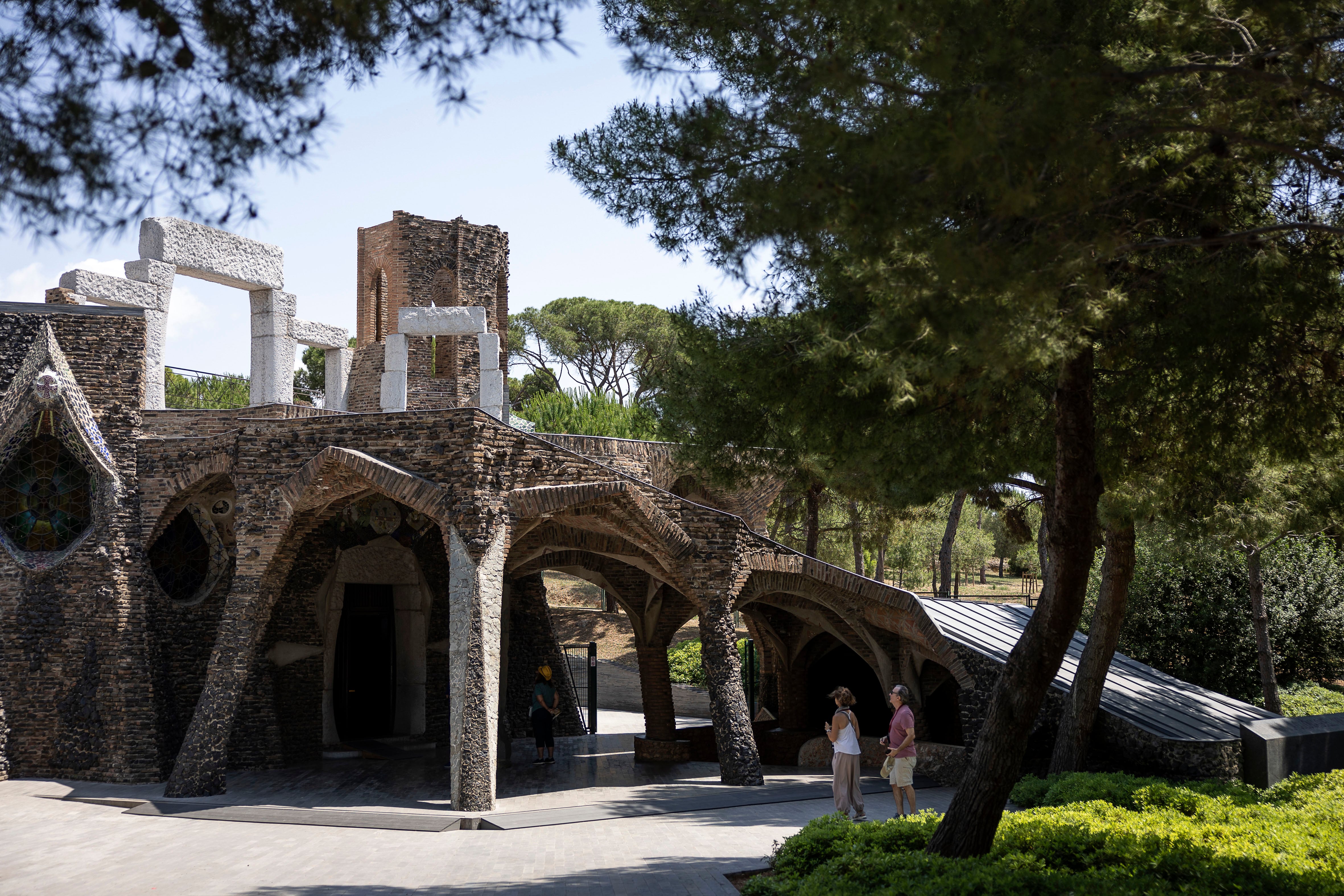 La inacabada cripta de la Colònia Güell, obra modernista de Antoni Gaudí.
