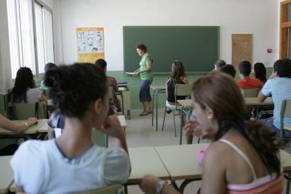 Alumnos en uno de los aularios de un instituto público de la Comunidad Valenciana en sus pupitres.