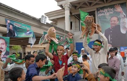 Un grupo de partidarios celebra la victoria de Nawaz en Islamabad.