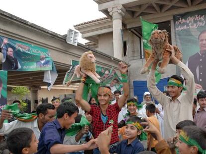 Un grupo de partidarios celebra la victoria de Nawaz en Islamabad.