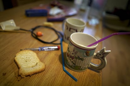 Restos del último desayuno de los niños antes de ir al colegio en el barrio vallecano de Entrevías.