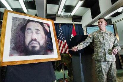 El general William Caldwell, portavoz estadounidense en Bagdad, muestra una fotografía del cadáver de Abu Musab al Zarqaui, jefe de Al Qaeda en Irak.