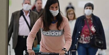 Grupo de viajeros a su llegada al aeropuerto de Madrid-Barajas.