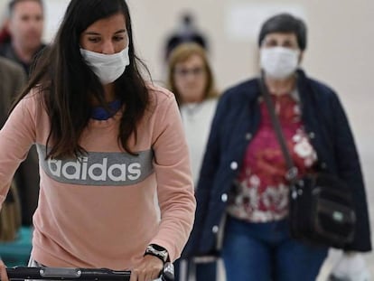 Grupo de viajeros a su llegada al aeropuerto de Madrid-Barajas.