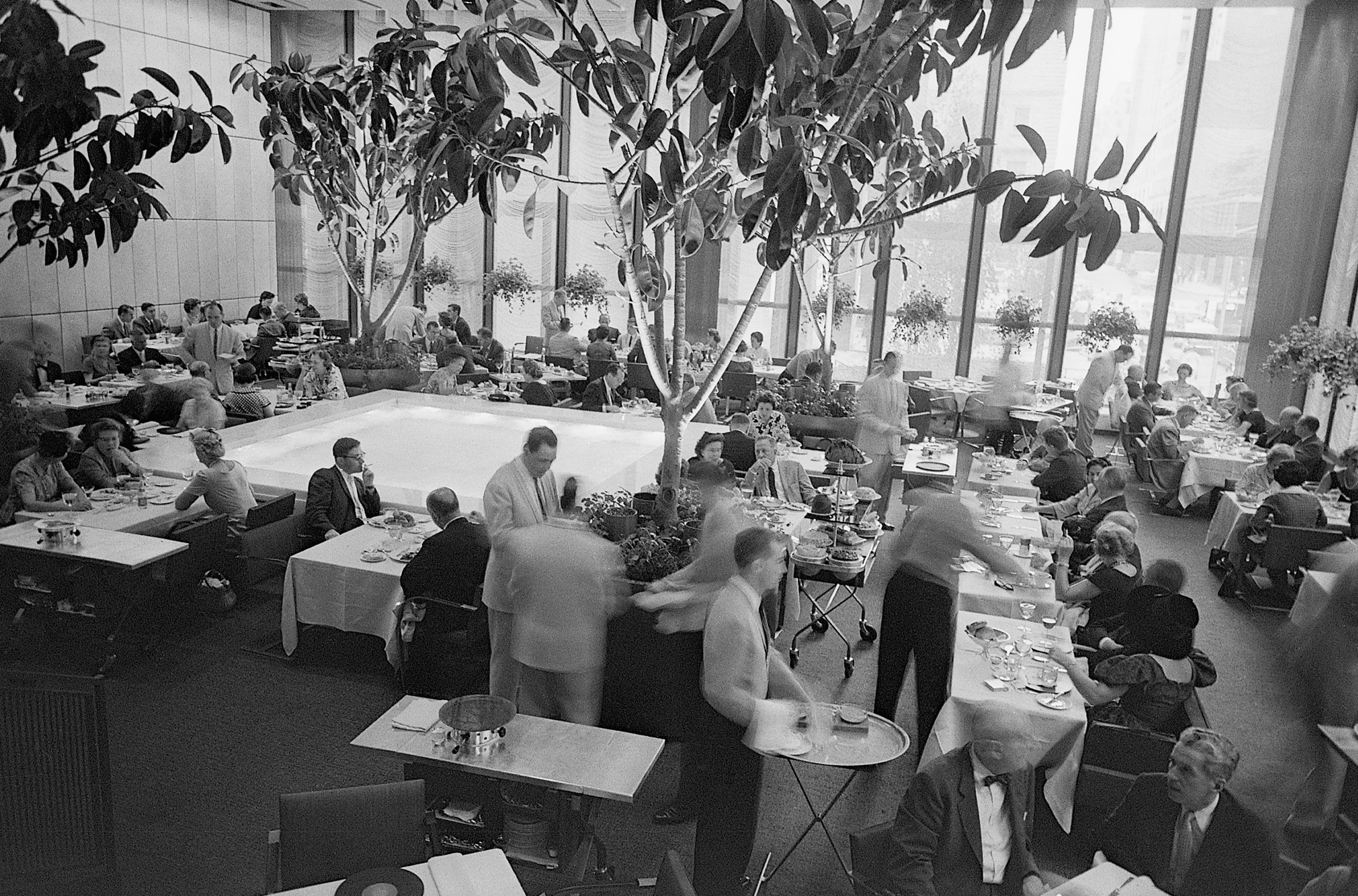 Marilyn cantando, Dalí protestando y un estanque al lado de la mesa: The Four Seasons, el añorado restaurante que hoy sería imposible