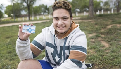 Mario, con su nueva tarjeta sanitaria 