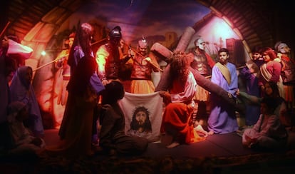 En esta imagen de Paraguay, un grupo de estudiantes representan la escena de las estaciones de Cristo en las últimas horas de su vida.