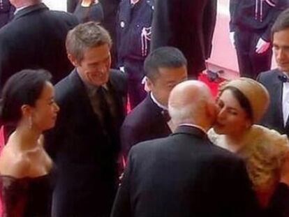 El momento en que Leila Hatami besa al presidente del Festival de Cannes.