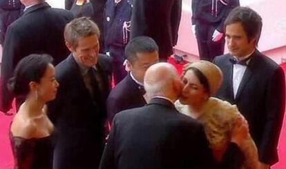 El momento en que Leila Hatami besa al presidente del Festival de Cannes.