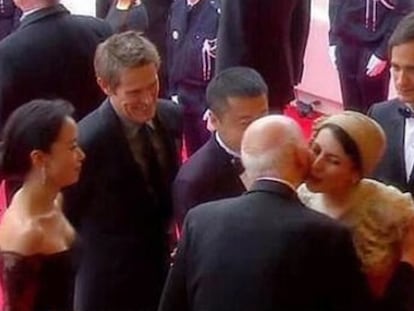 El momento en que Leila Hatami besa al presidente del Festival de Cannes.