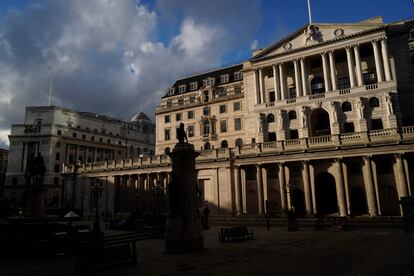 El confinamiento ha vaciado las calles que rodean al Banco de Inglaterra, en el corazón financiero de Londres