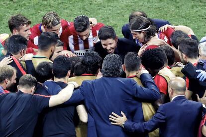 Simeone habla con sus jugadores en el descanso de la prorroga.